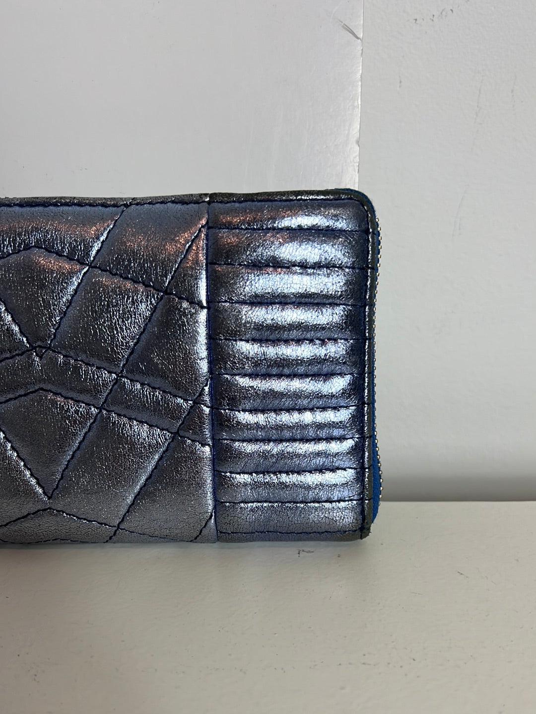 ZADIG&VOLTAIRE . Cartera piel azul metalizada