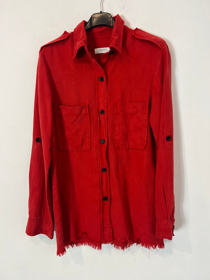 ZARA. Sobre camisa roja. T S