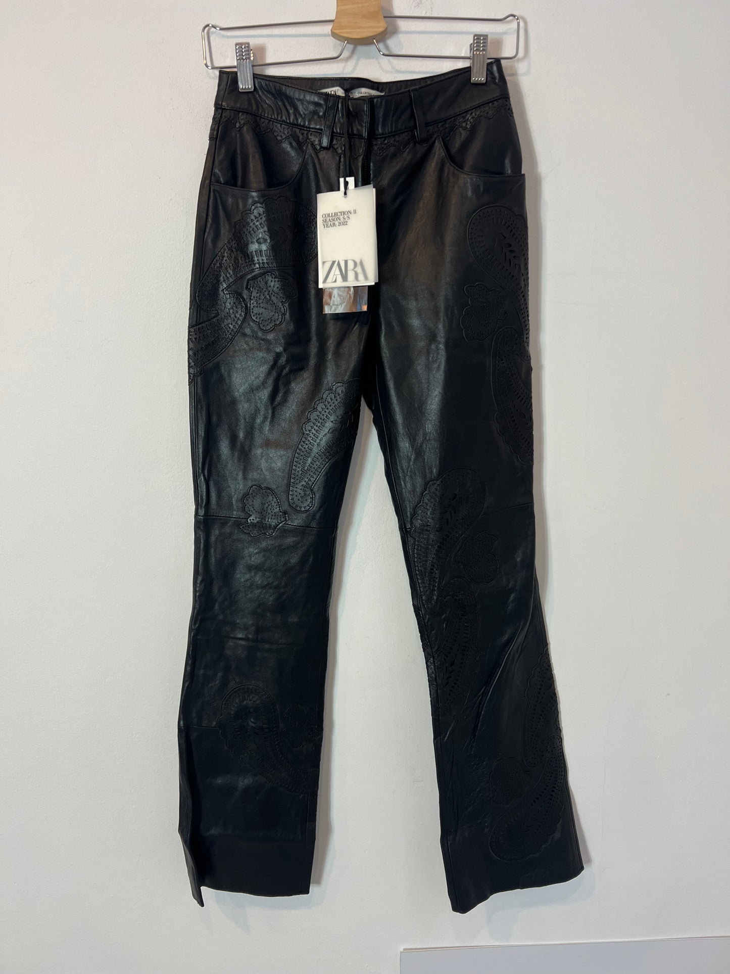 ZARA. Pantalón negro piel T.xs