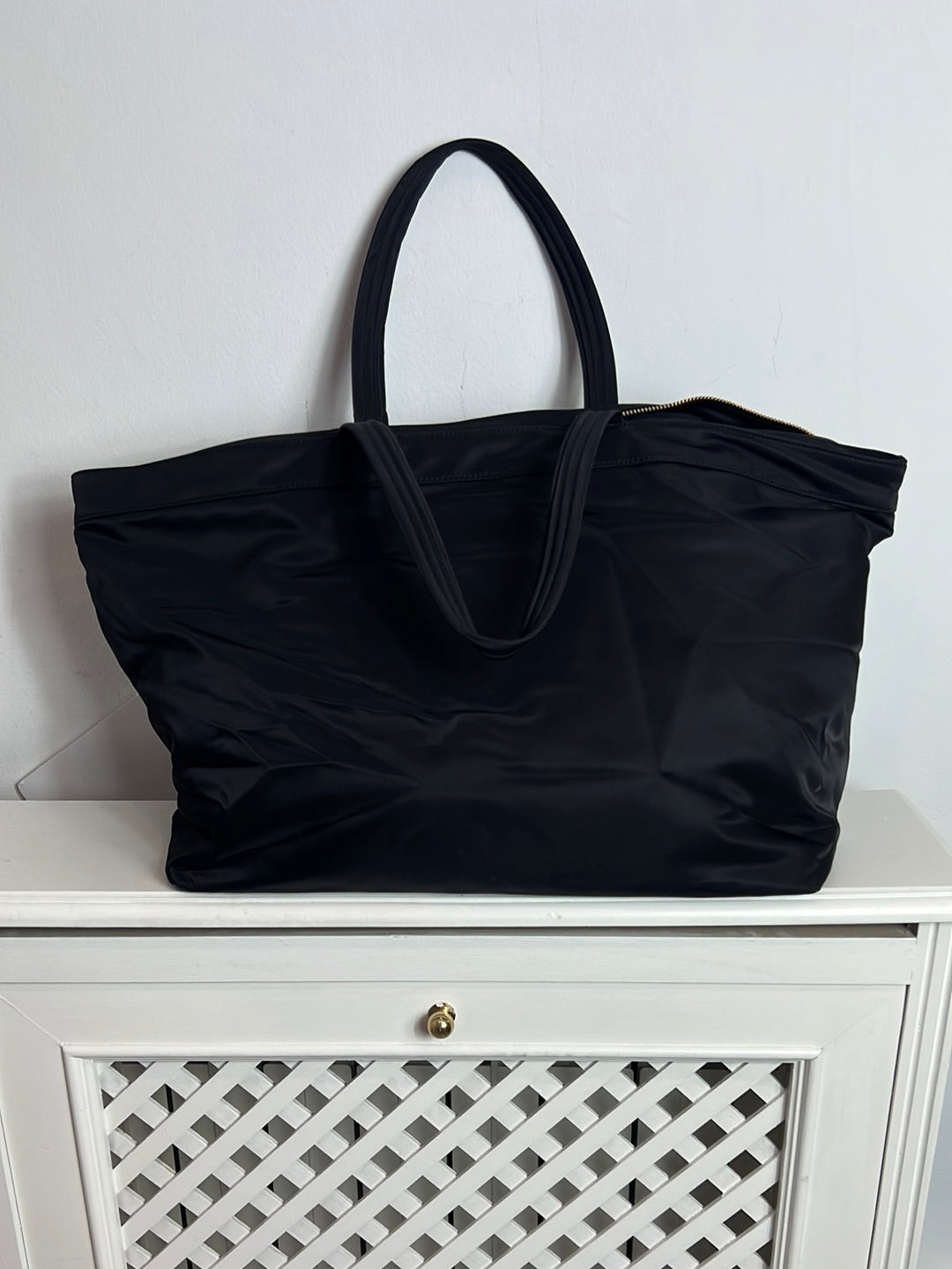 ANYA HINDMARCH. Maxi bolso negro bolsillos