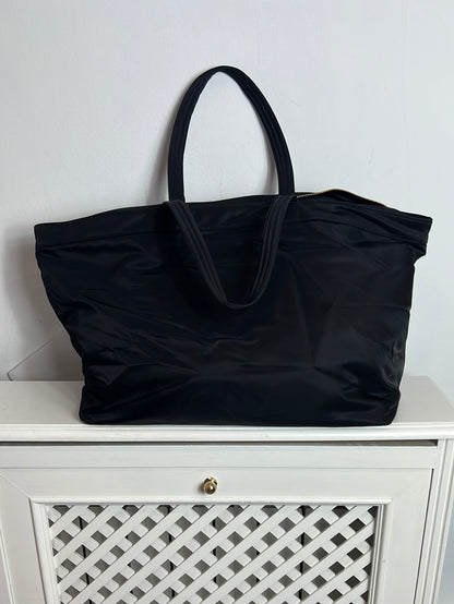 ANYA HINDMARCH. Maxi bolso negro bolsillos