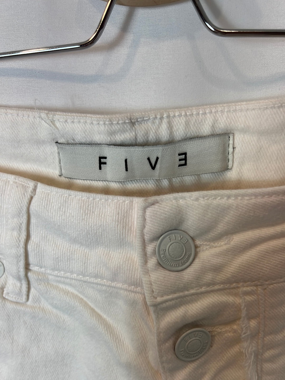 FIVE. Denim short blanco abotonado. T 27 (38)