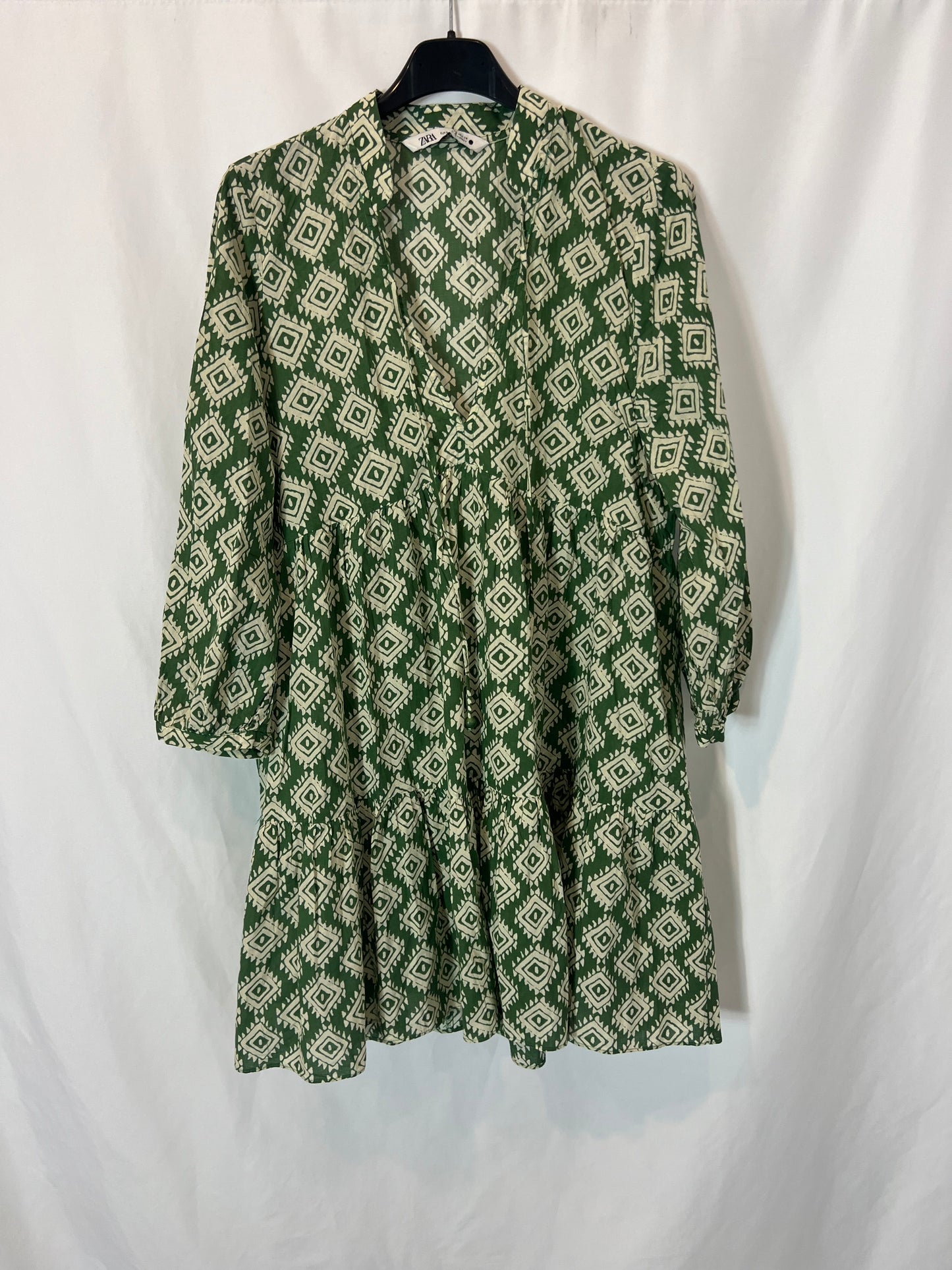 ZARA. Vestido corto verde estampado. T S