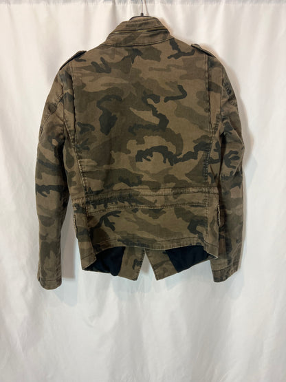 ZARA. Cazadora asimétrica estampado militar. T L