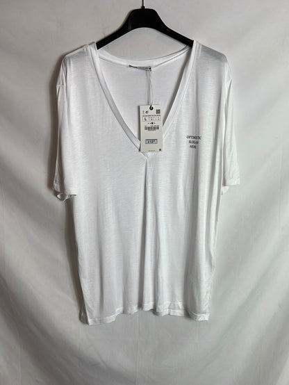 ZARA. Camiseta blanca cuello pico slogan. TL