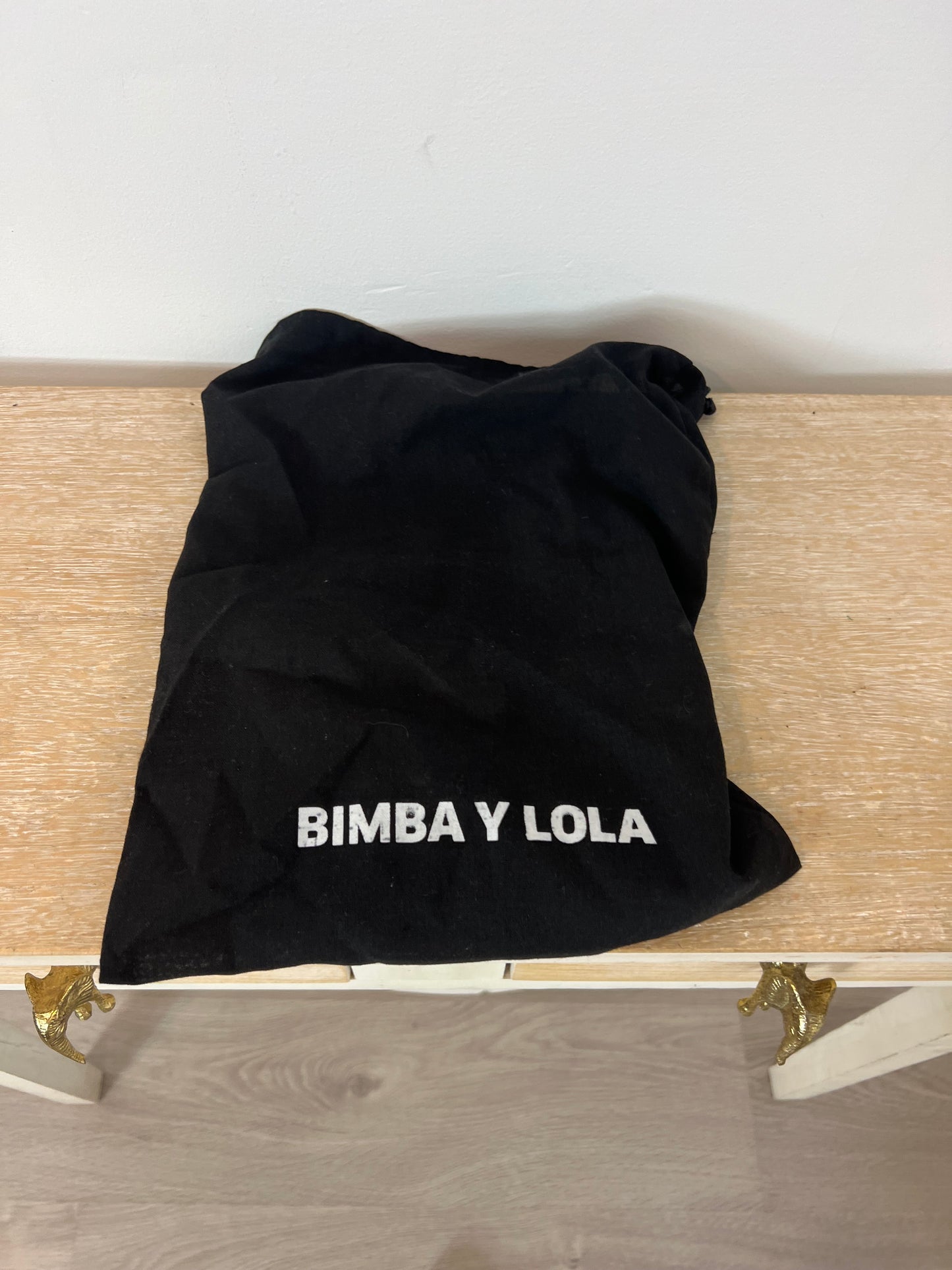 BIMBA Y LOLA. Bolso fluido plateado