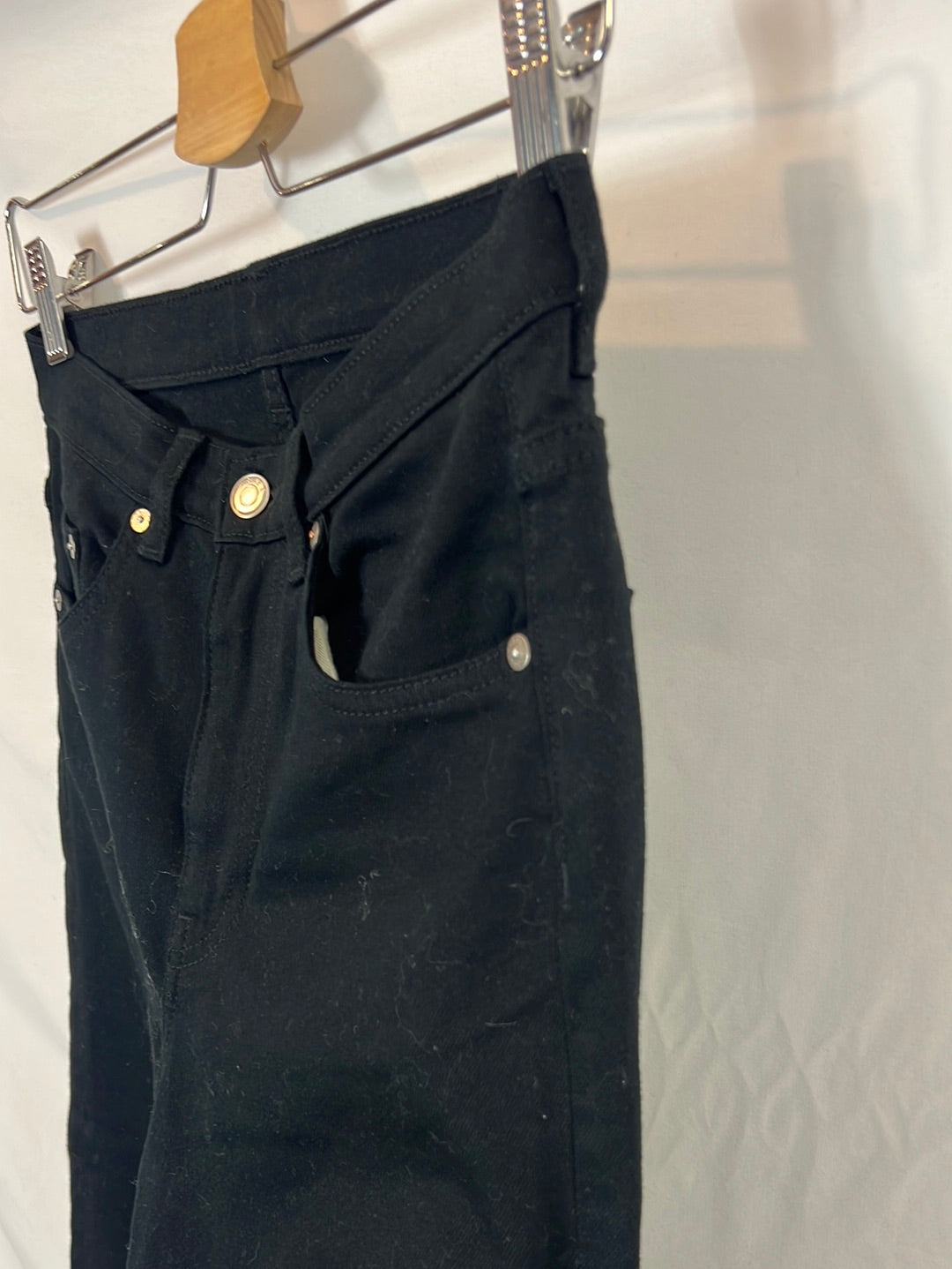 ARKET. Denim negro cropped. T 27 (36)