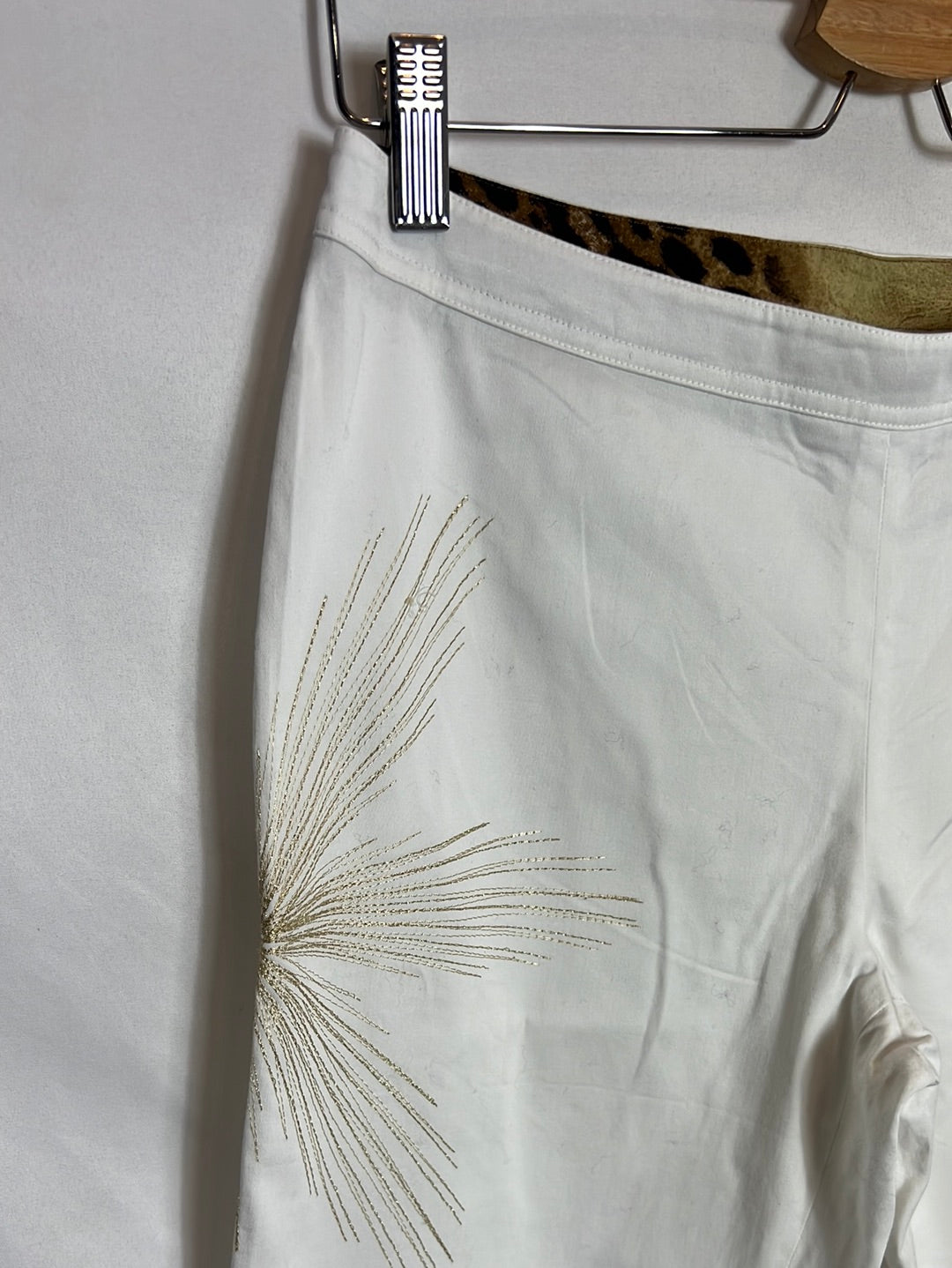 ROBERTO CAVALLI. Pantalón blanco bordados dorados. T 42 ( 40)