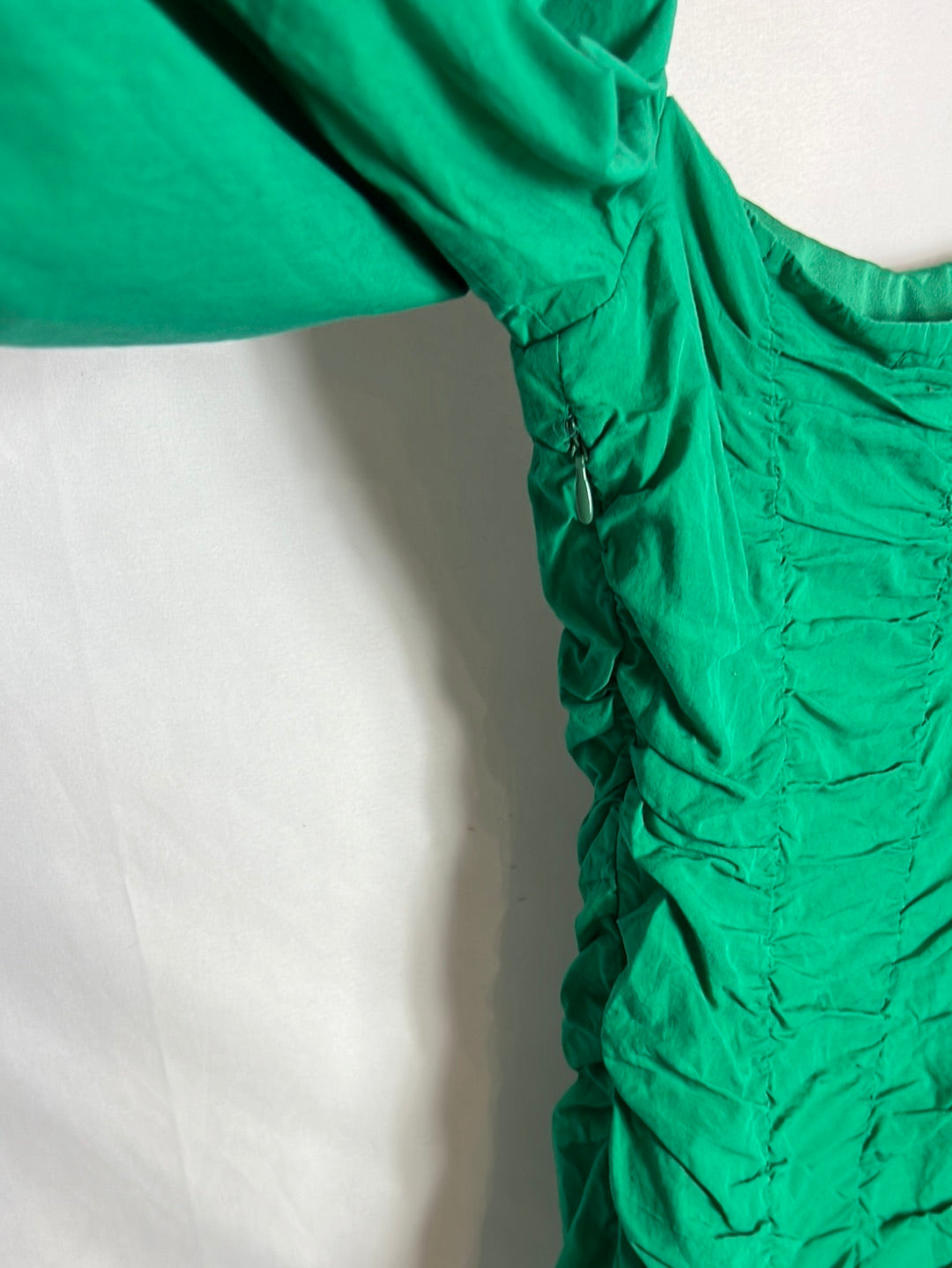 PULL&BEAR. Vestido verde corto fruncidos. T S