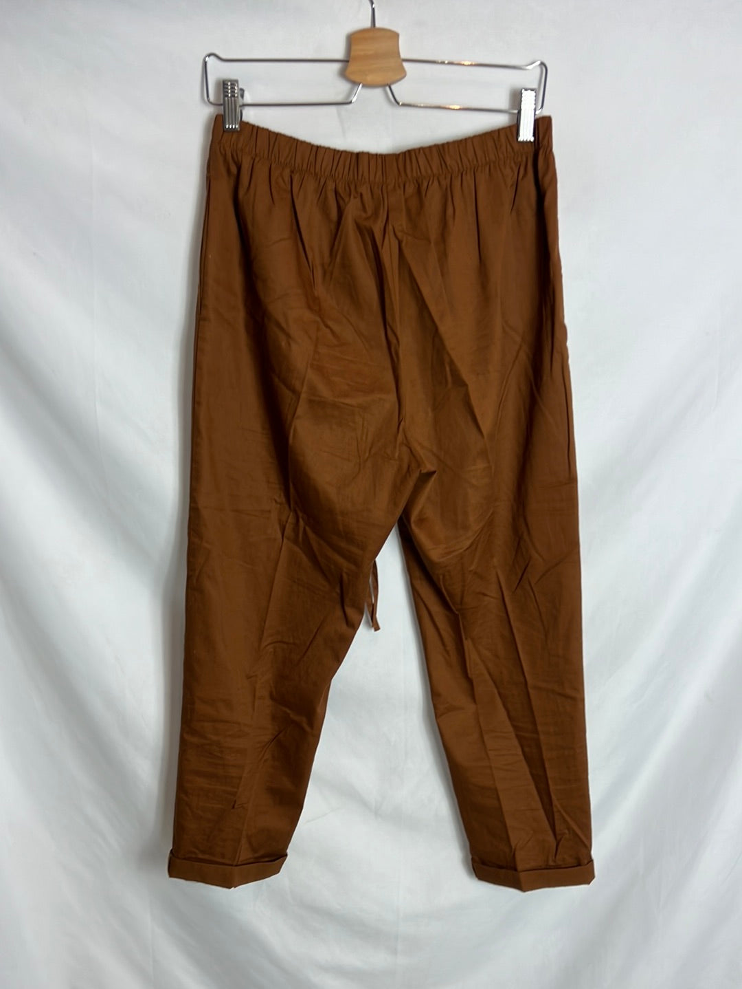 OTRAS. Pantalón marrón pinza. T 38