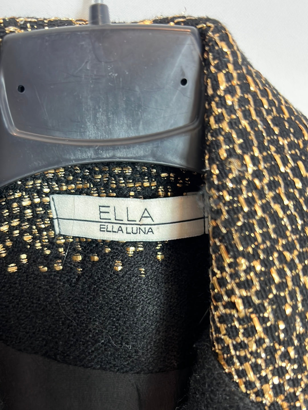 ELLA LUNA. Blazer negra detalles en dorado. T M