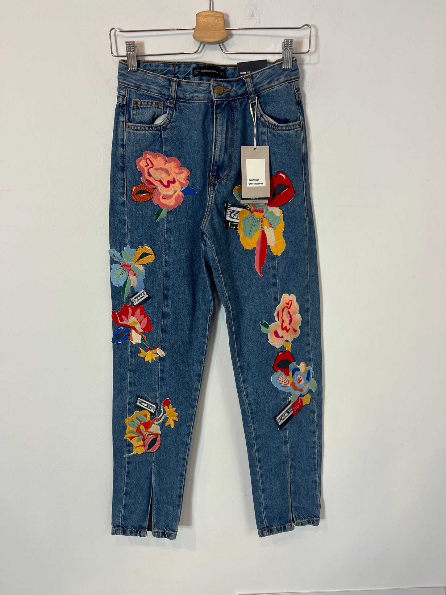 ZARA. Pantalón denim parches T.32