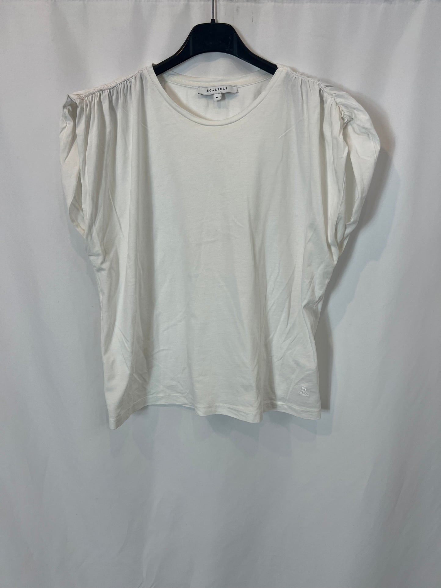 SCALPERS. Camiseta blanca detalle hombros. T M