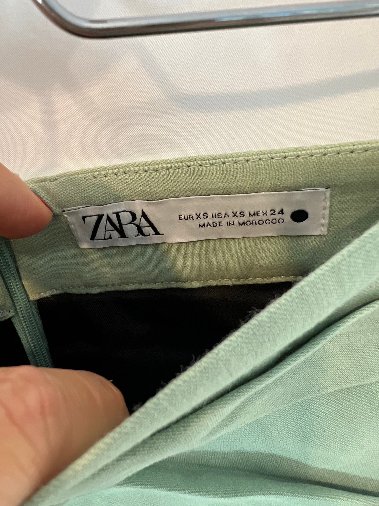 ZARA. Falda corta verde volante. T XS