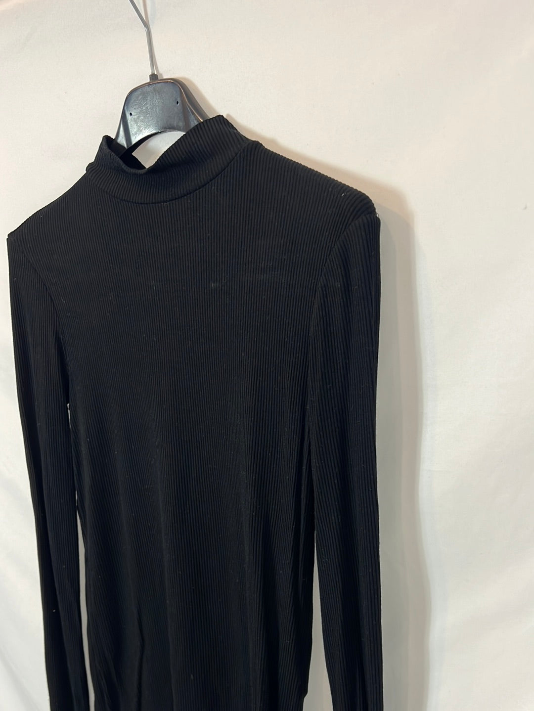 ZARA. Top negro canalé T.s