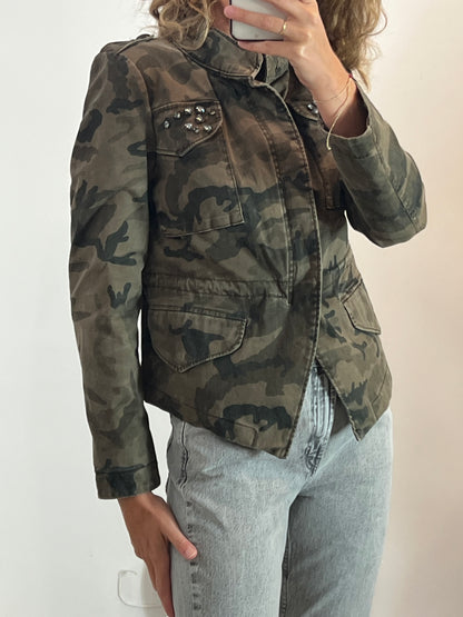 ZARA. Cazadora asimétrica estampado militar. T L