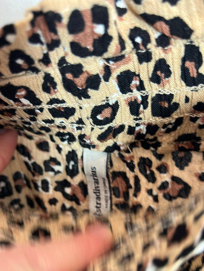 STRADIVARIUS. Pantalón corto fluido animal print. T S