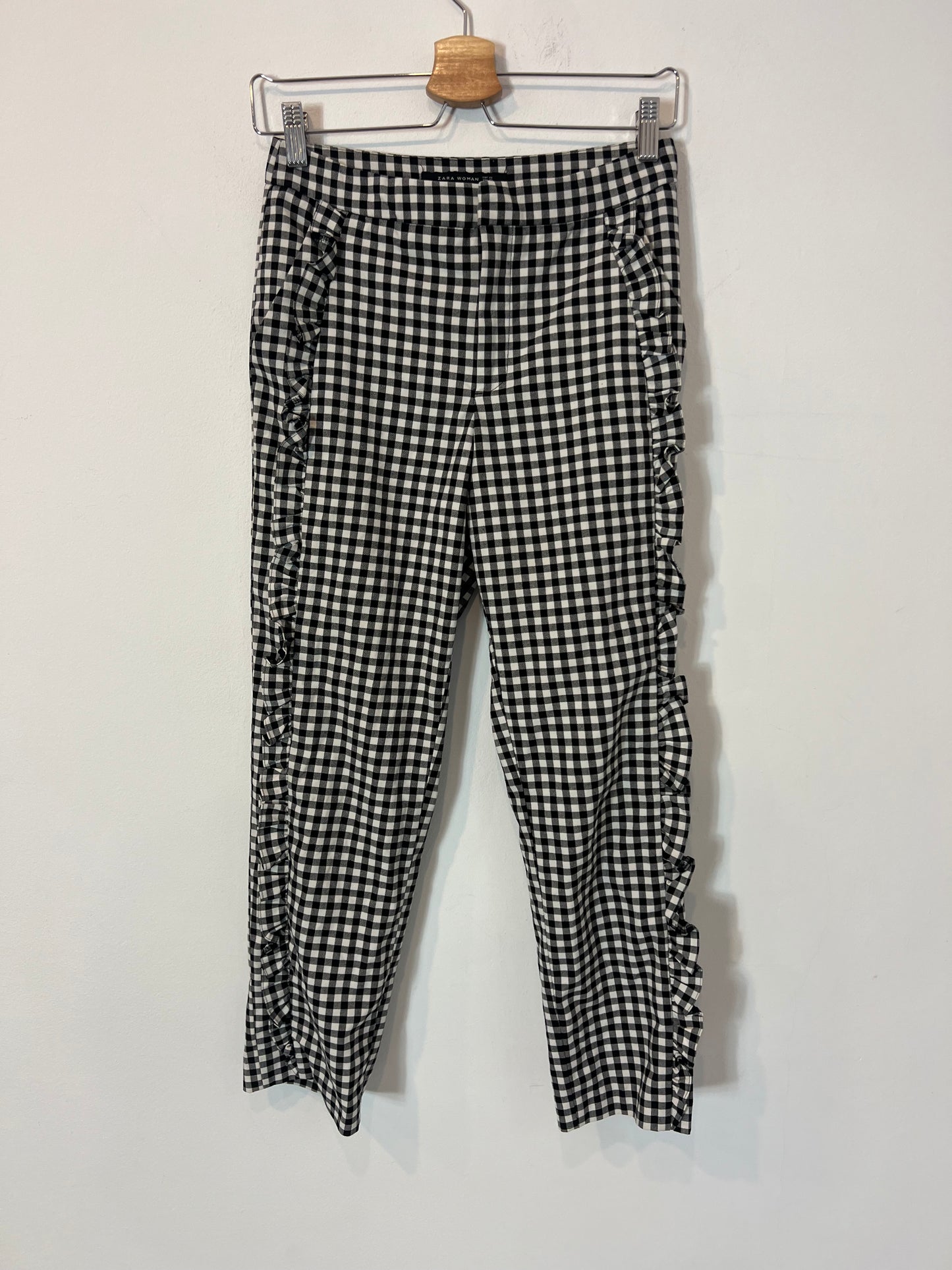 ZARA. Pantalón cuadros vichy volante. T XS