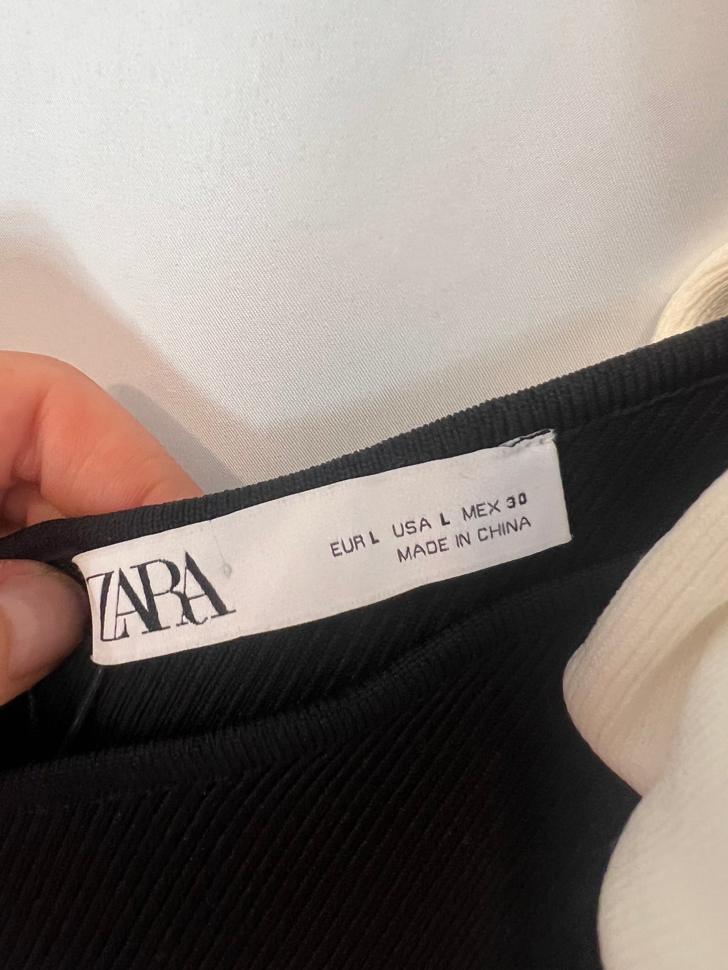 ZARA. Top negro asimétrico lazada. T L