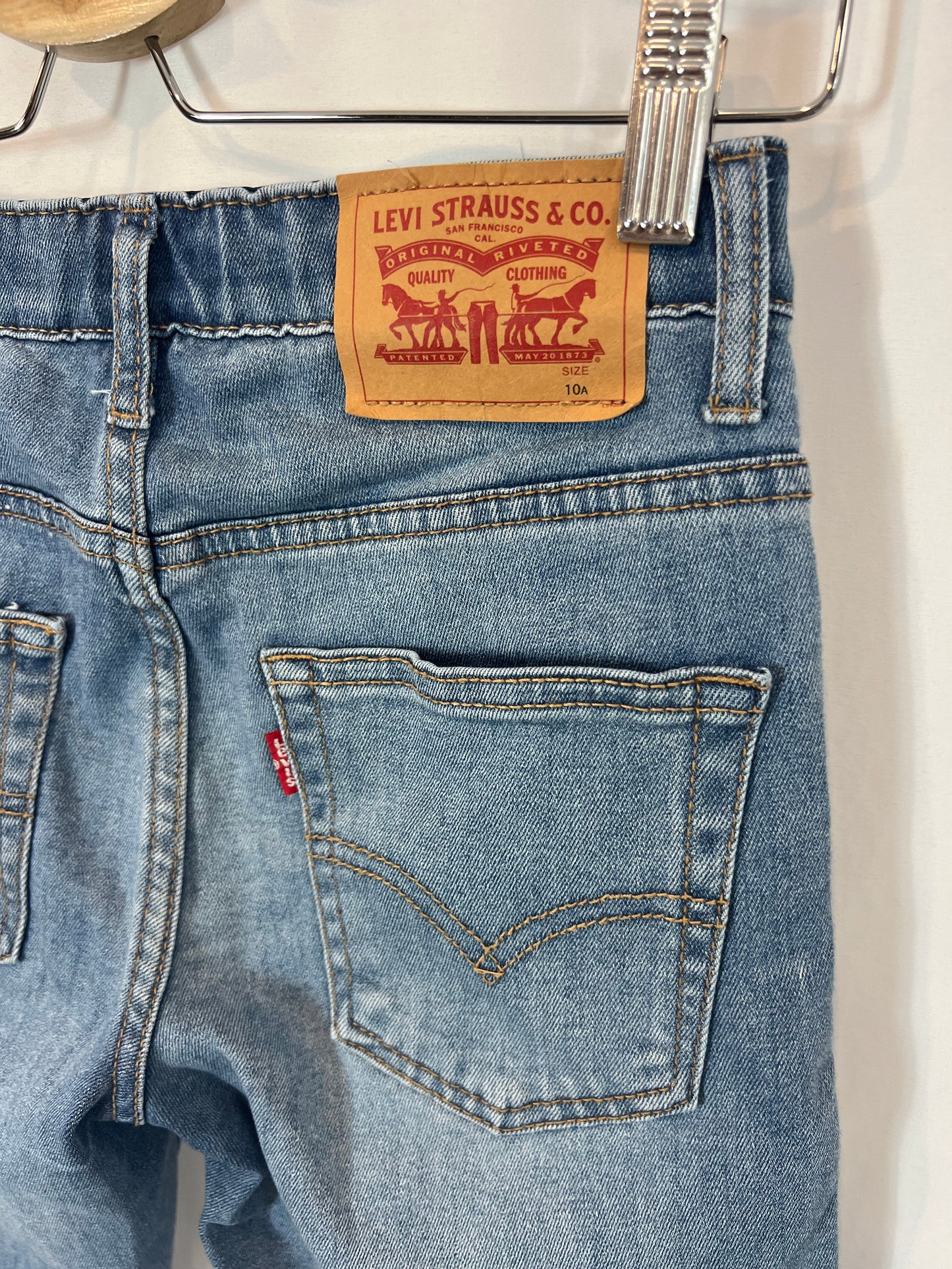 LEVI´S. Bermuda denim semi elástica. T 10 años