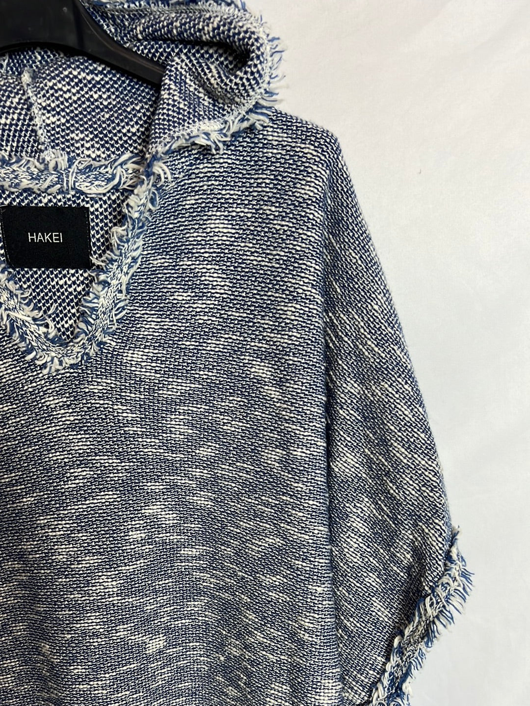 HAKEI. Poncho jaspeado azul y blanco. TU