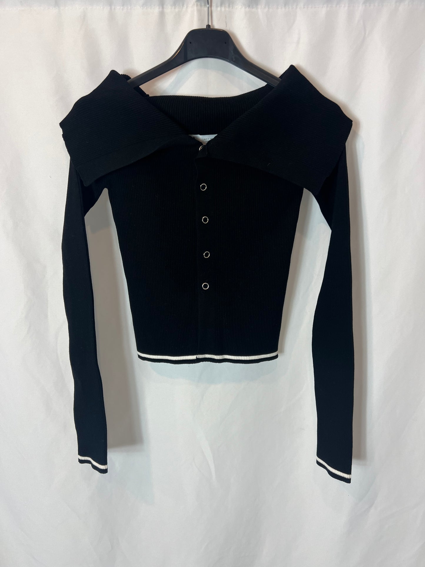 ZARA. Top canalé negro abotonado. T S