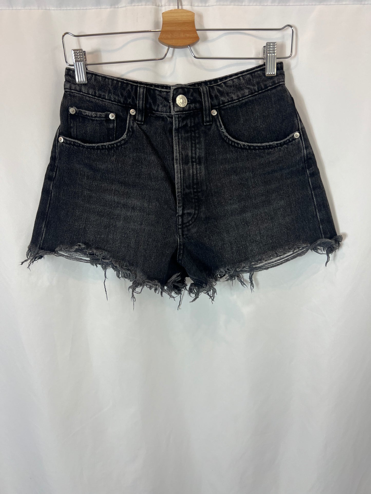 ZARA. Denim short negro abotonado. T 38