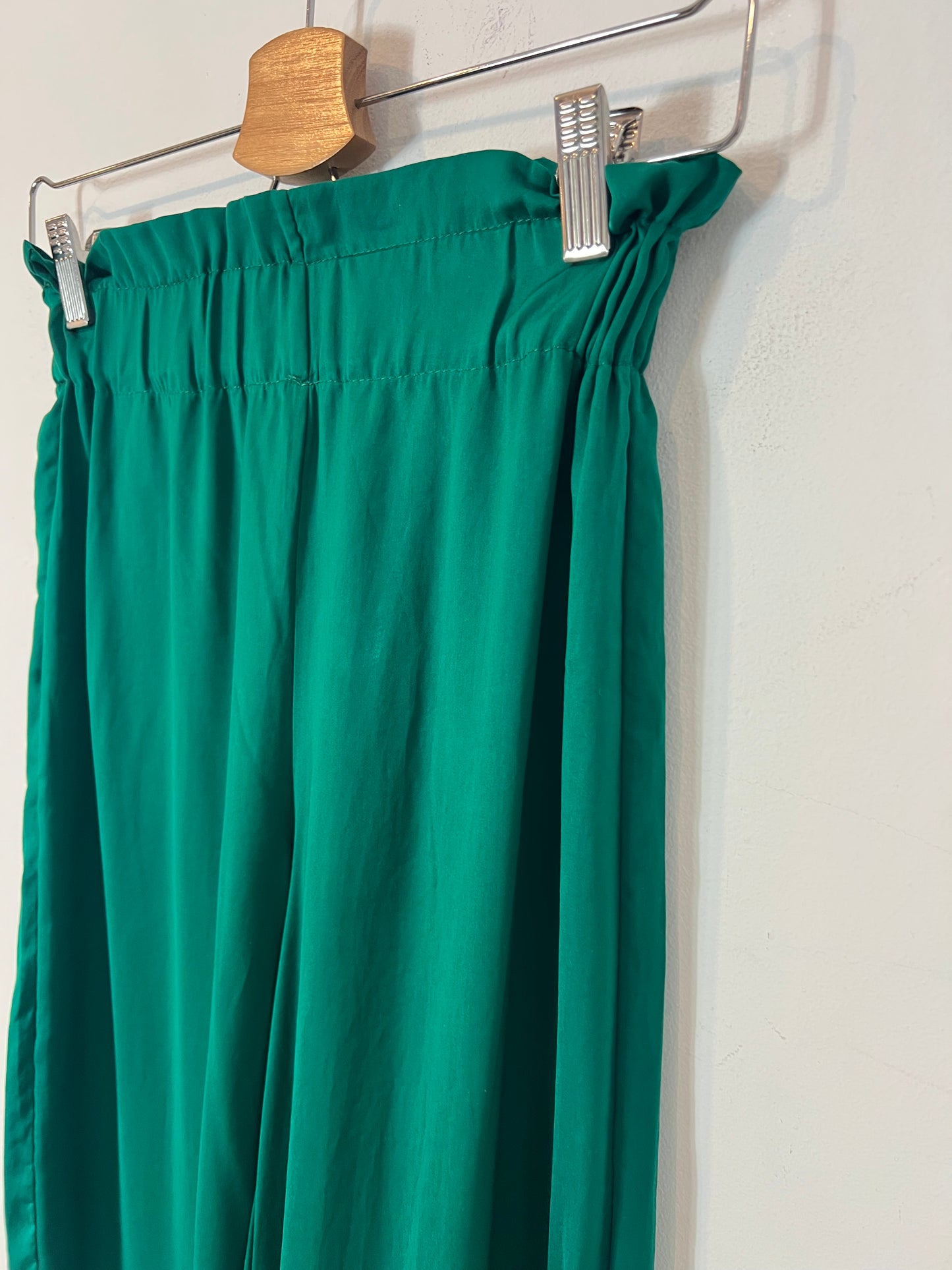 MANGO. Pantalón verde fluido  T.xs