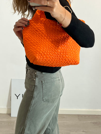 VANYLU. Bolso trenzado naranja doble asa