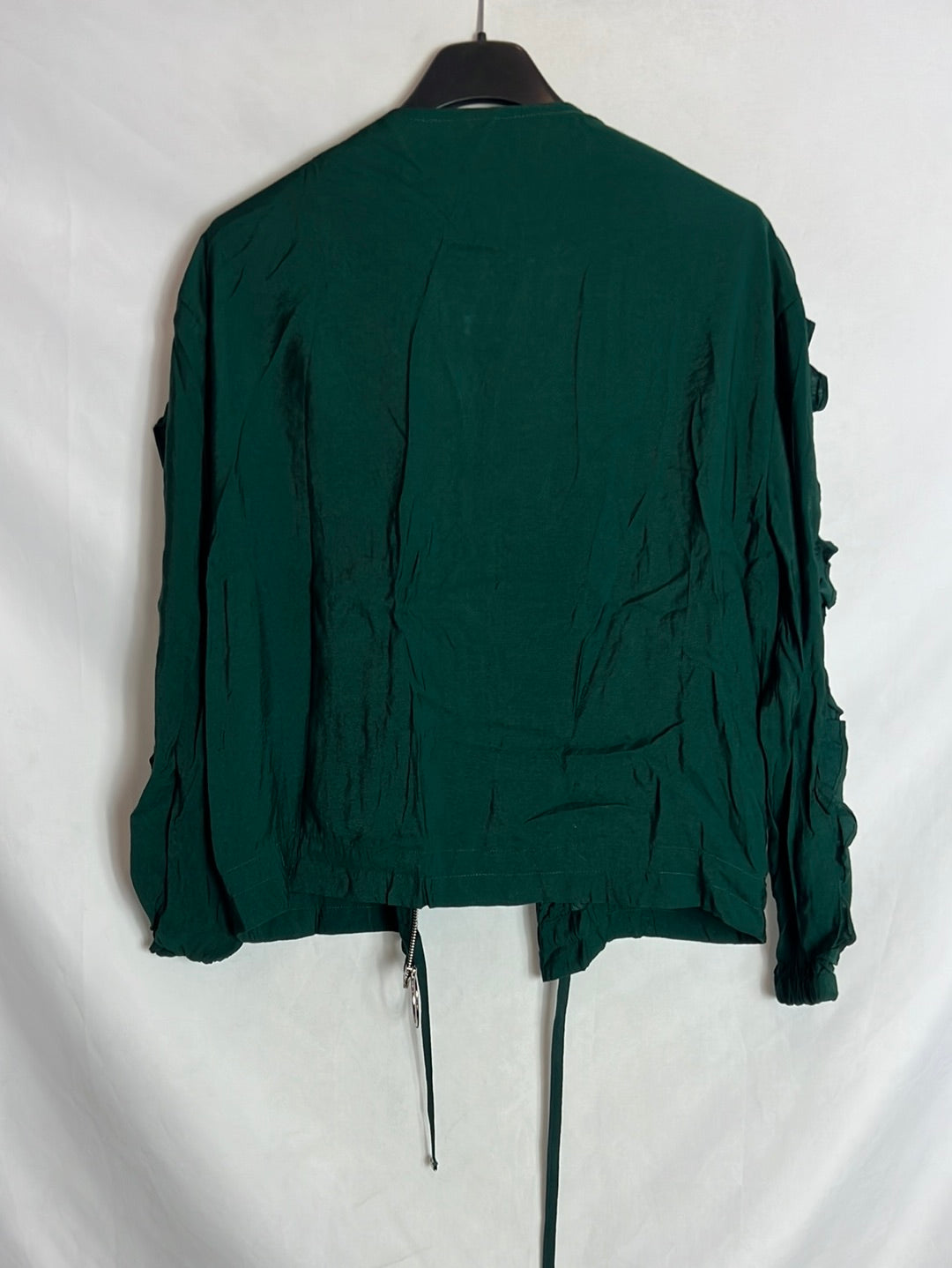 MANGO. Chaqueta verde detalle volante. T XS/S