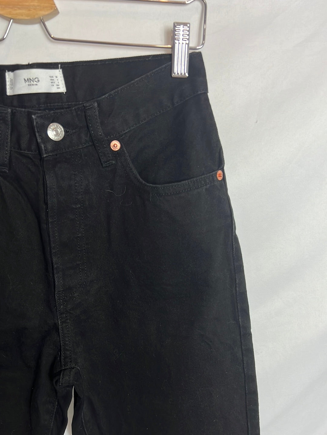 MANGO. Denim negro recto desflecado. T 36