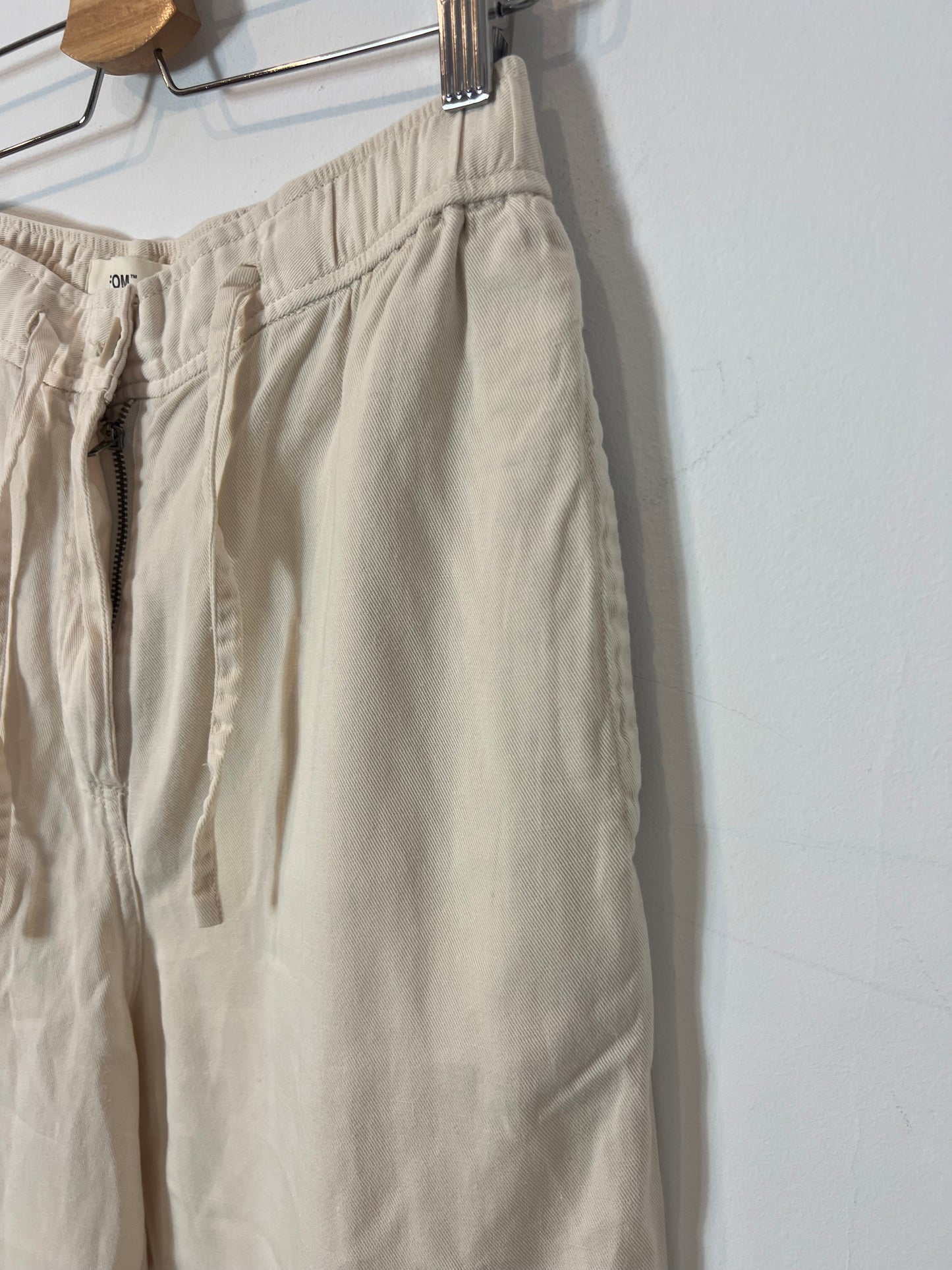 FREEDOM OF MOVEMNET. Pantalón beige fluido. T S