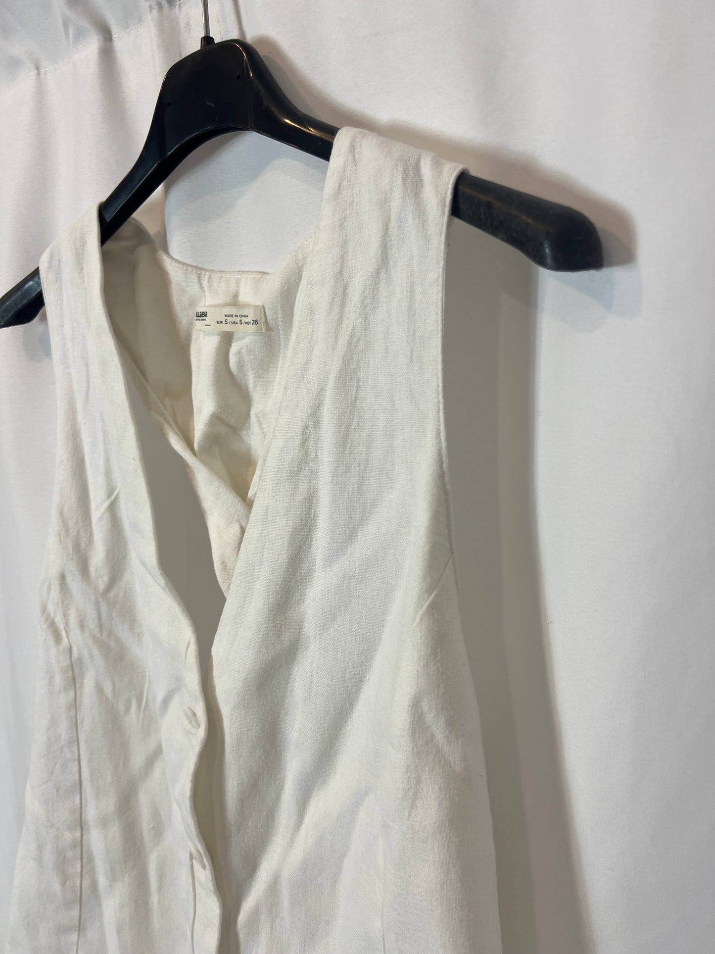 PULL&BEAR. Chaleco blanco detalle espalda. T S