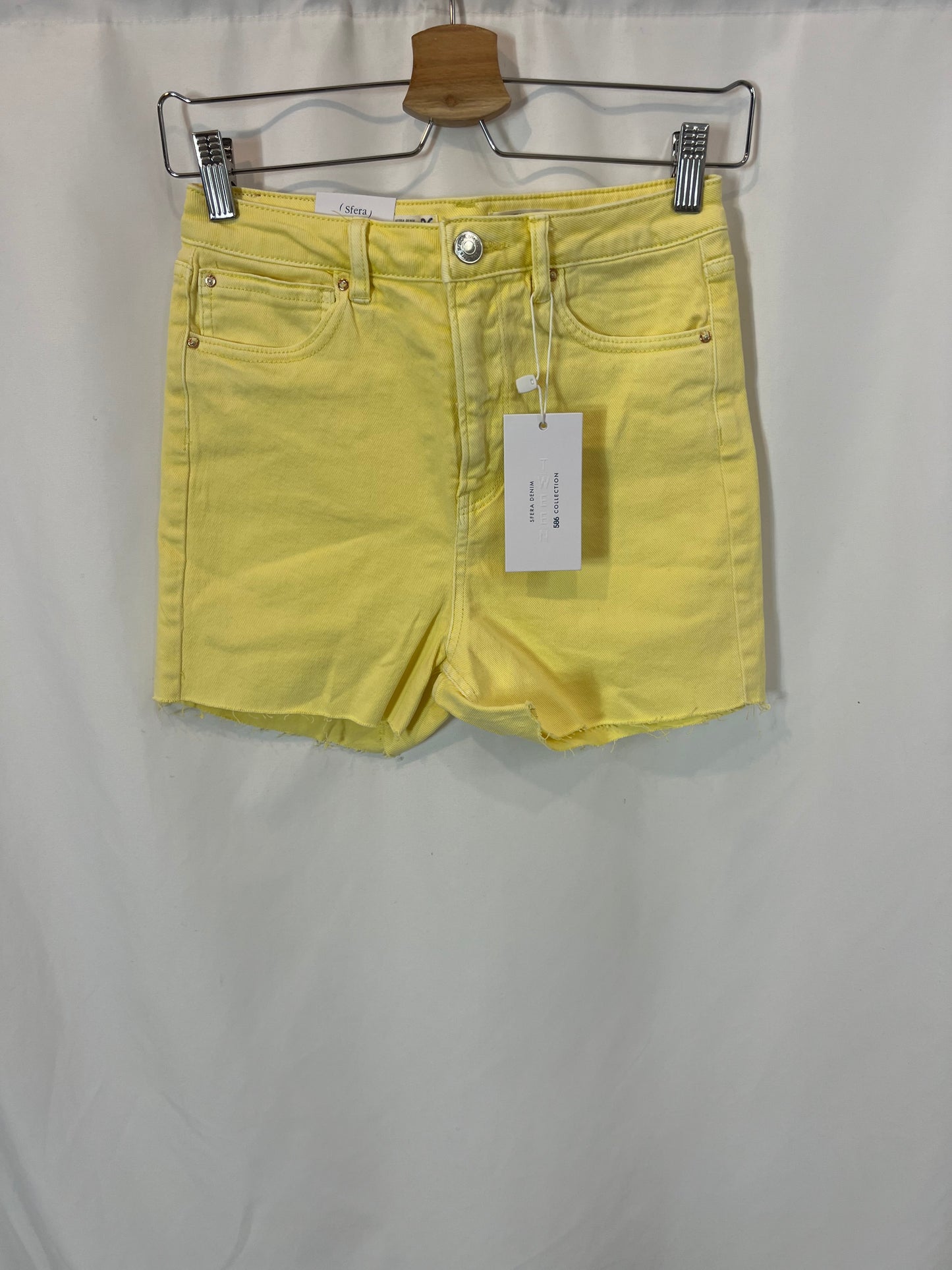 SFERA. Pantalón corto amarillo. T 36