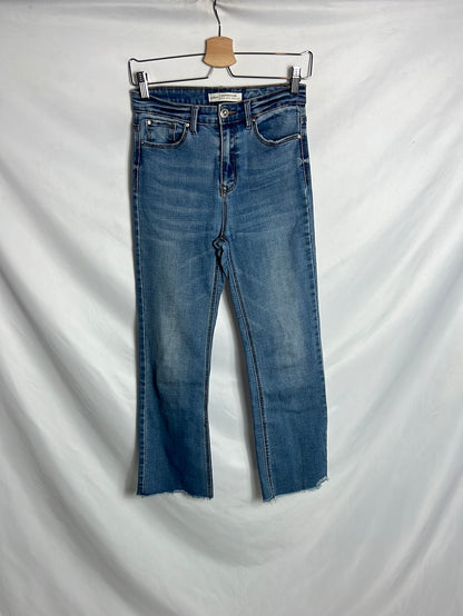 STRADIVARIUS. Pantalón denim cropped T.36