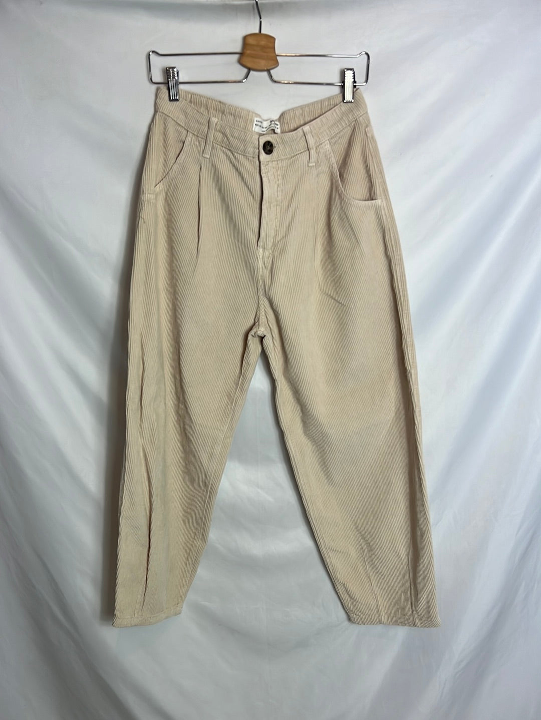 STRADIVARIUS. Pantalón pinzas pana T.38