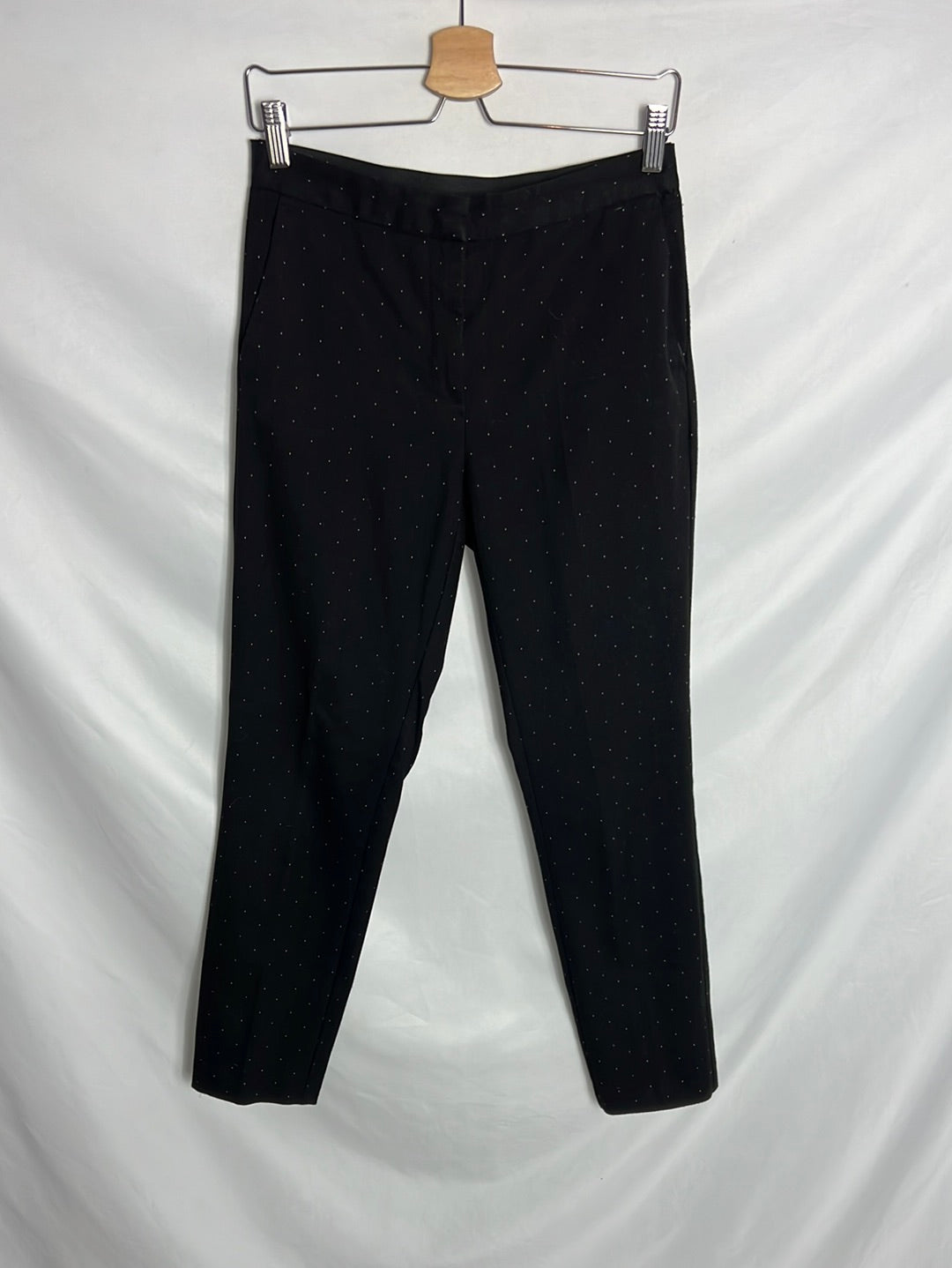 ZARA. Pantalón negro mini lunares. T M