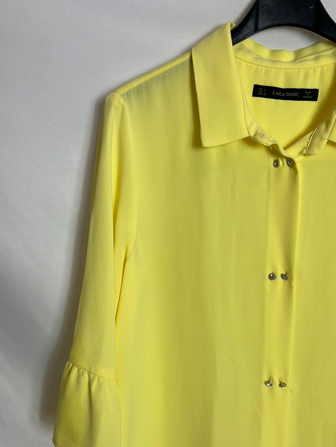 ZARA. Vestido corto amarillo botones pedrería. T L