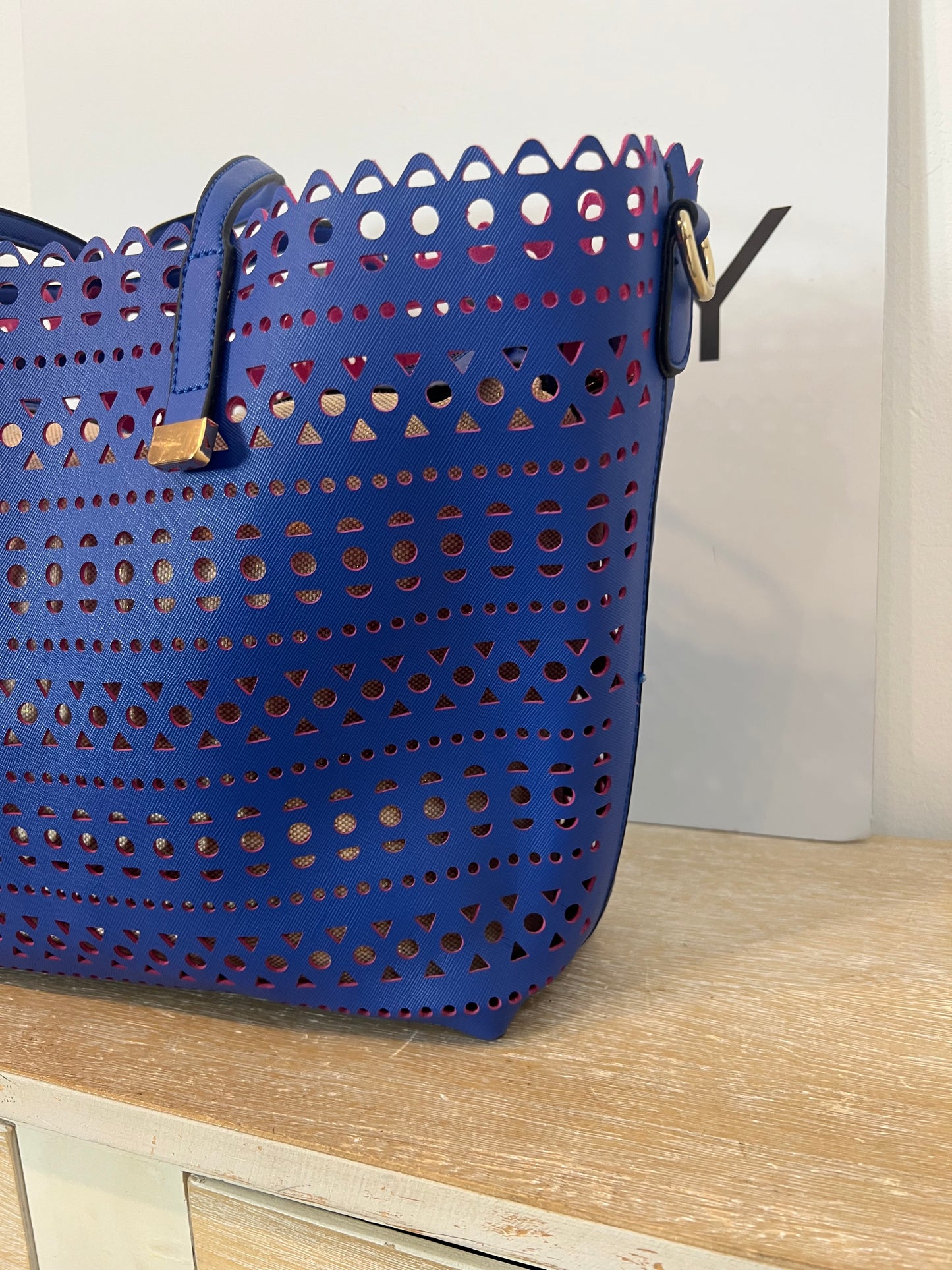 ALDO. Bolso tote azul troquelado.