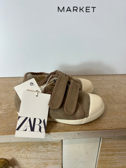 ZARA. Zapatillas textura beige velcros. T 25