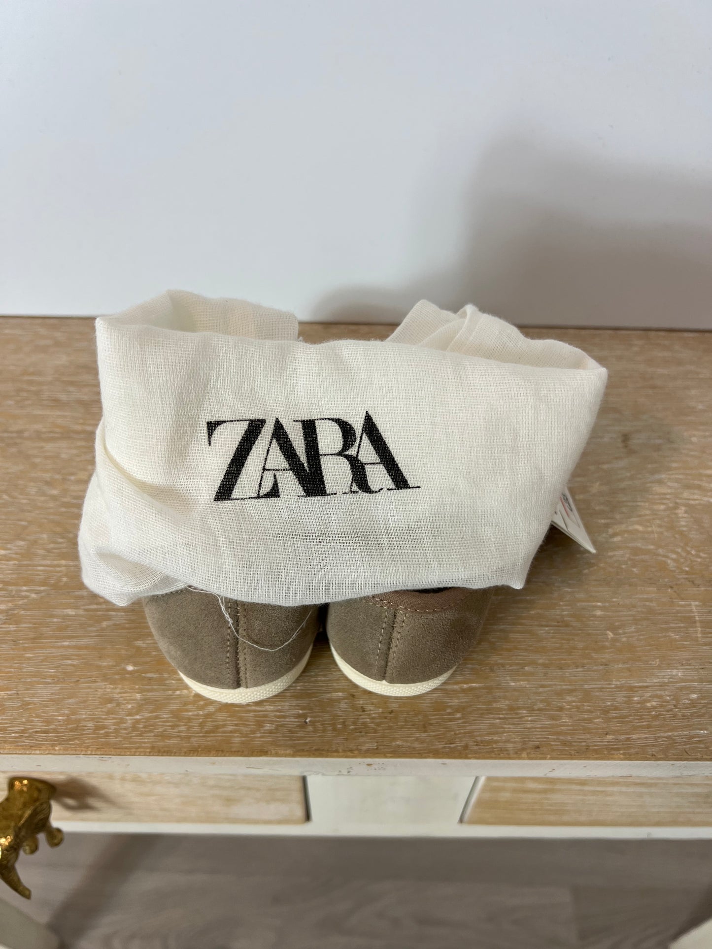 ZARA. Zapatillas textura beige velcros. T 25