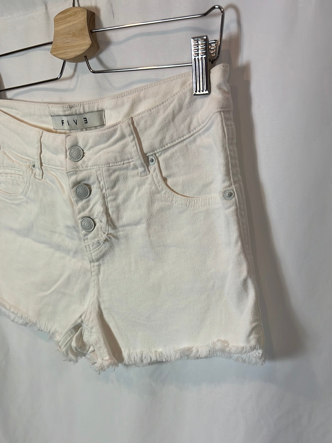 FIVE. Denim short blanco abotonado. T 27 (38)