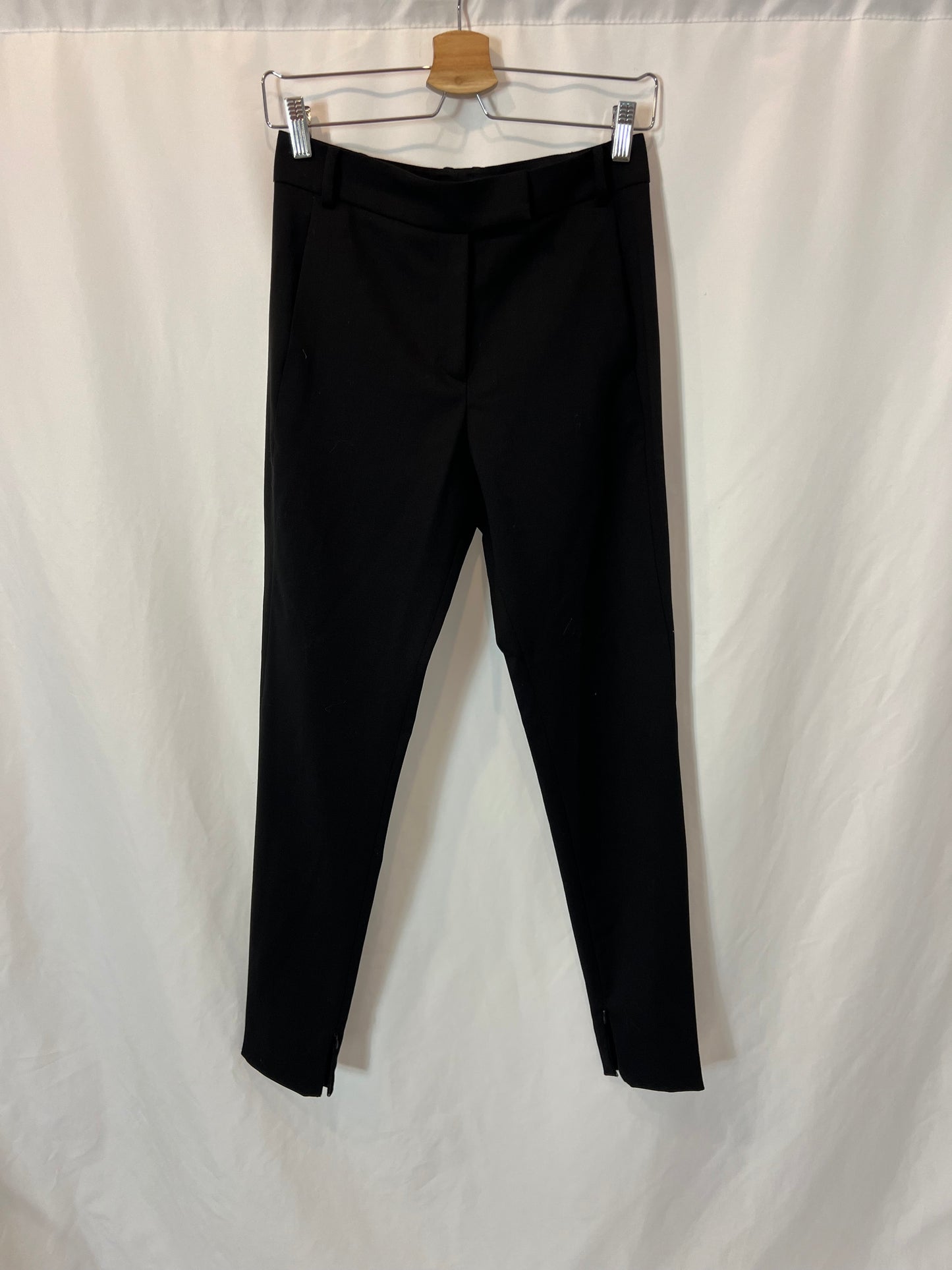 UTERQÜE. Pantalón negro pinzas. T 36