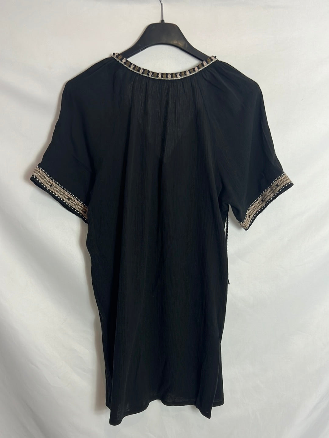 MAISON SCOTCH. Vestido corto negro bordados. T 2(S)