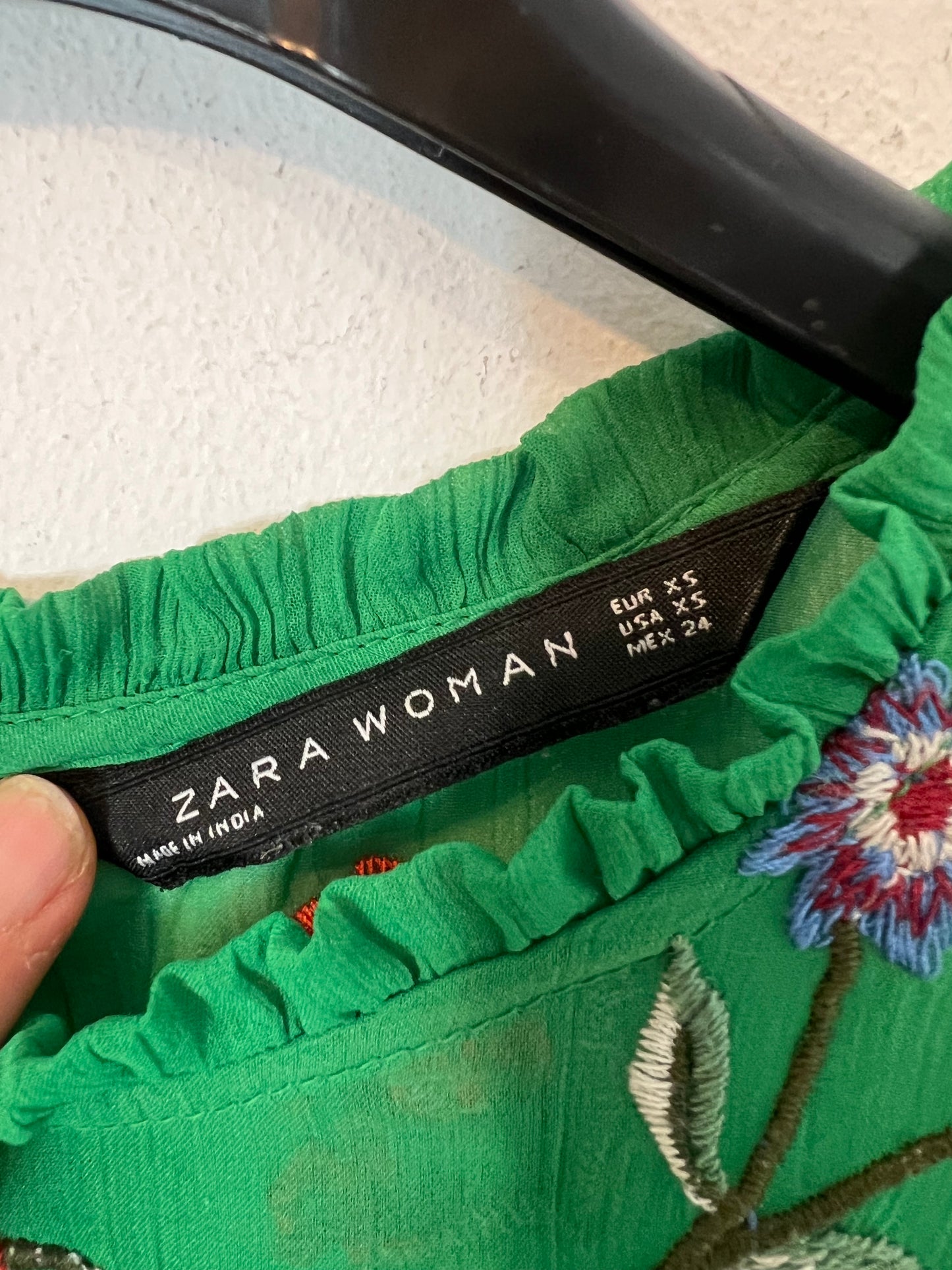 ZARA. Top verde bordado T.xs