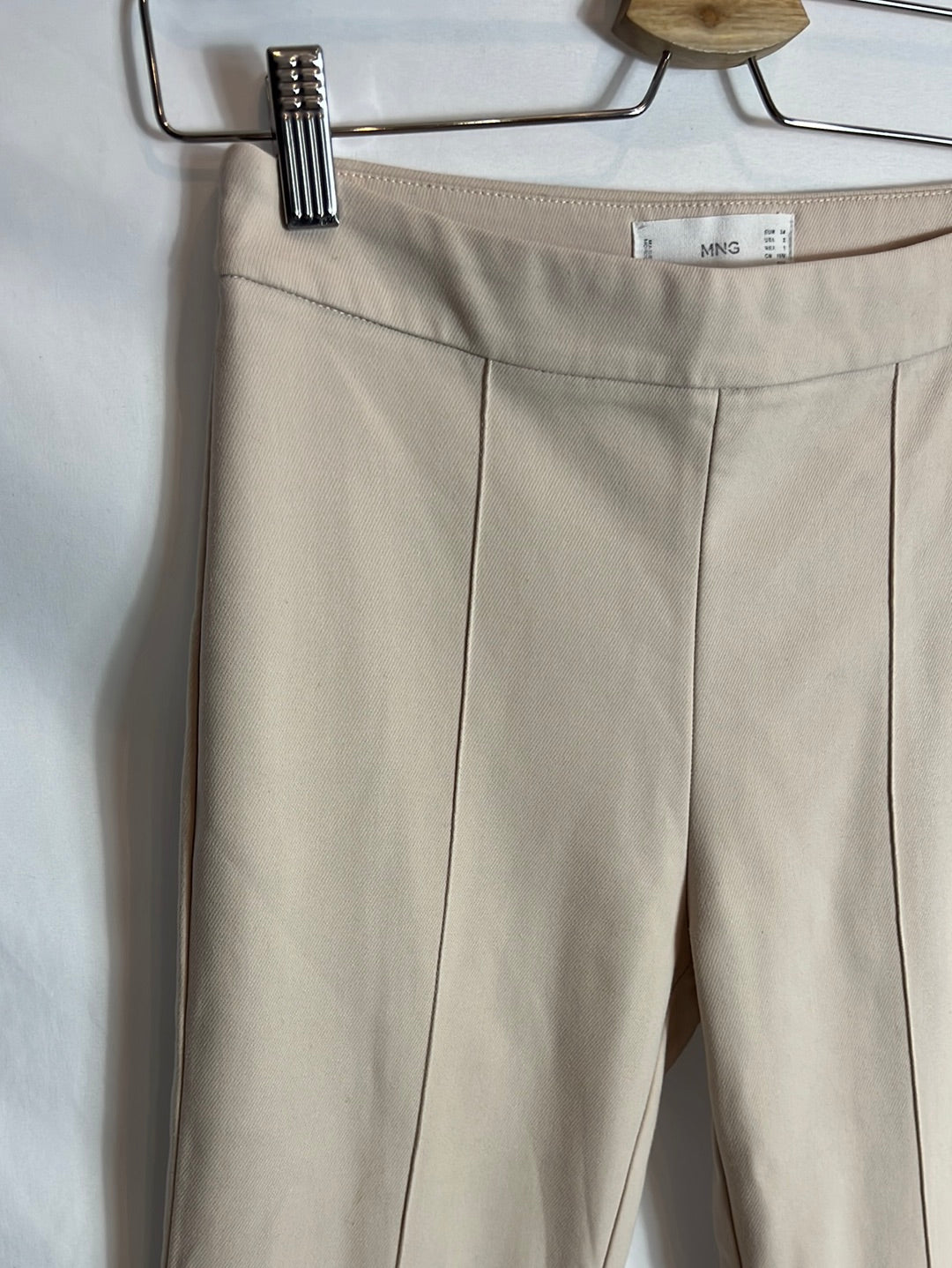 MANGO. Pantalón beige acampanado T.34