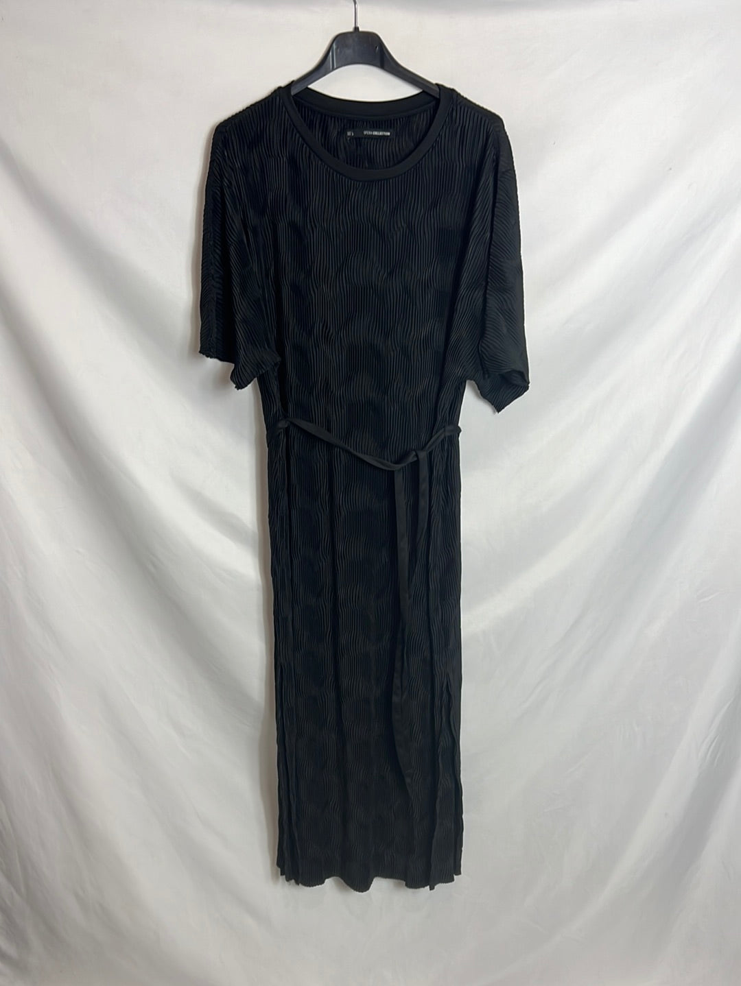 SFERA. Vestido midi negro textura. T L