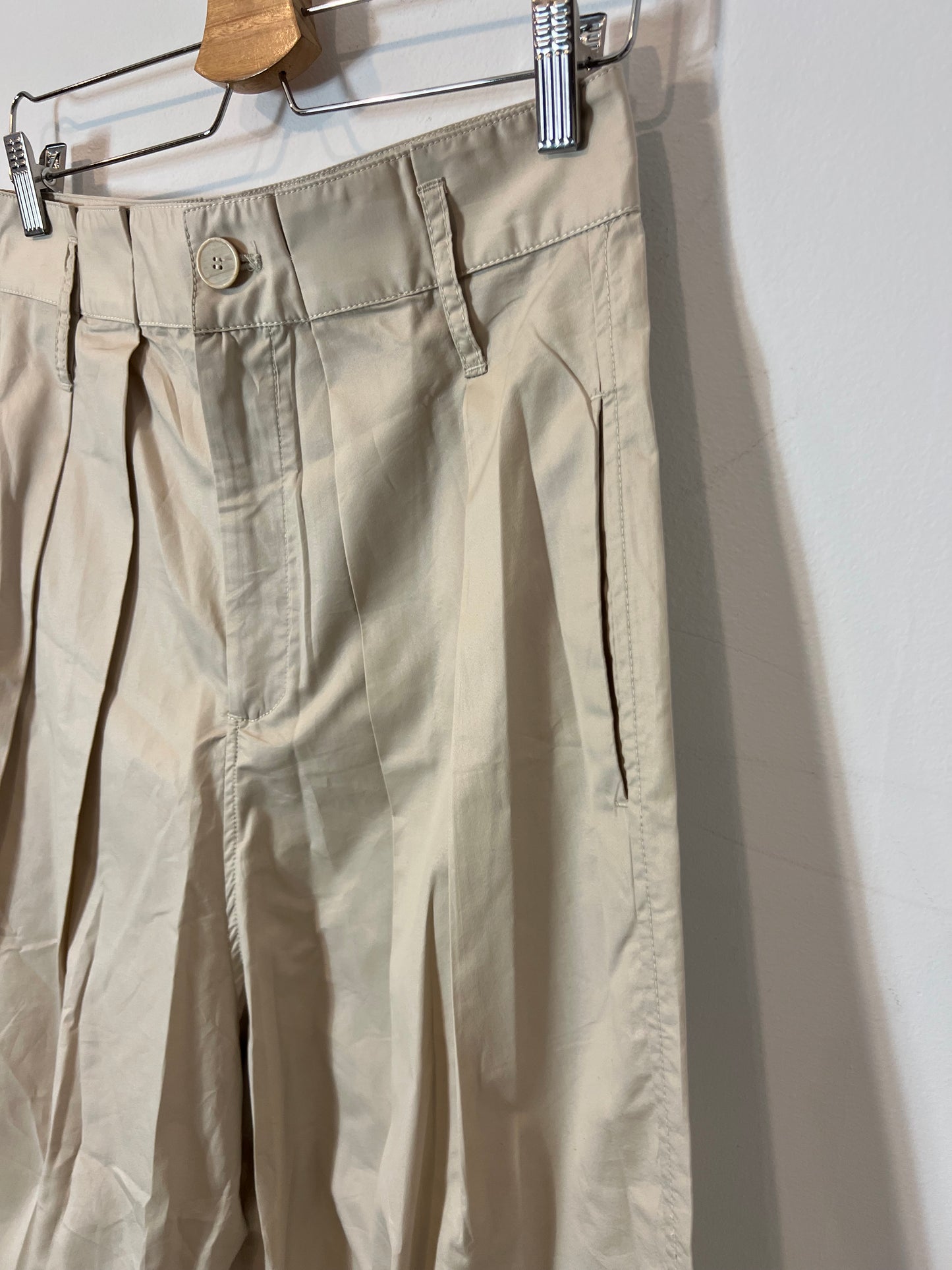 ZARA. Pantalón beige fluido pinzas. T XS