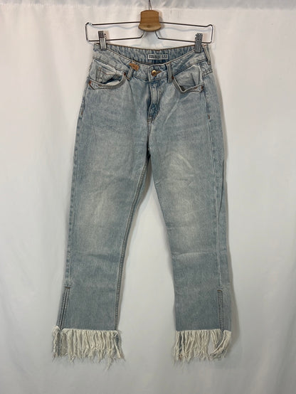 ZARA. Pantalón denim flecos T.34