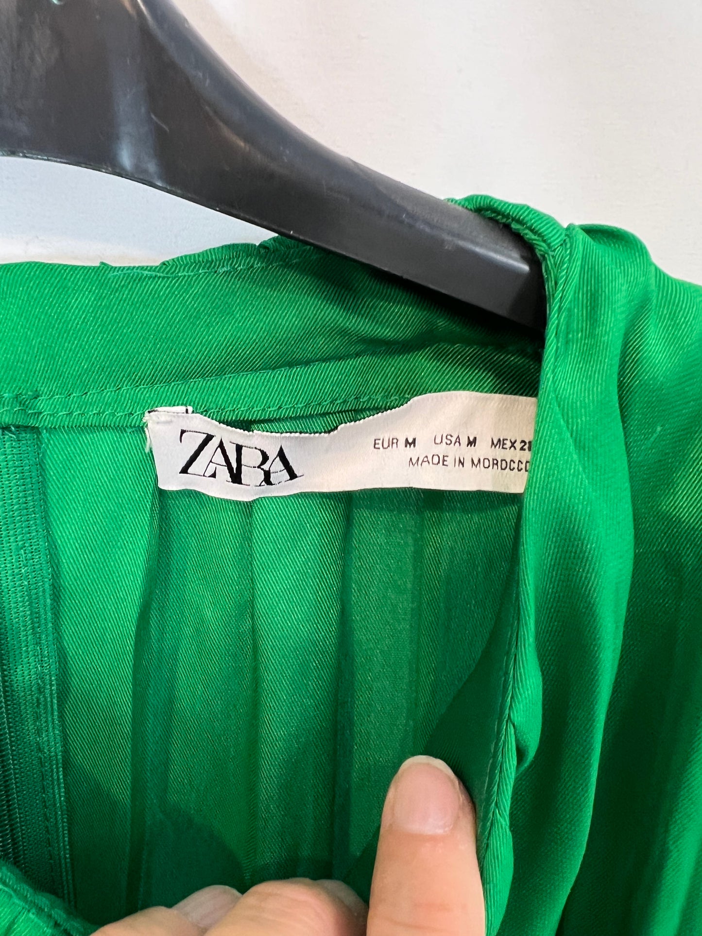 ZARA. Vestido midi verde plisado T.m